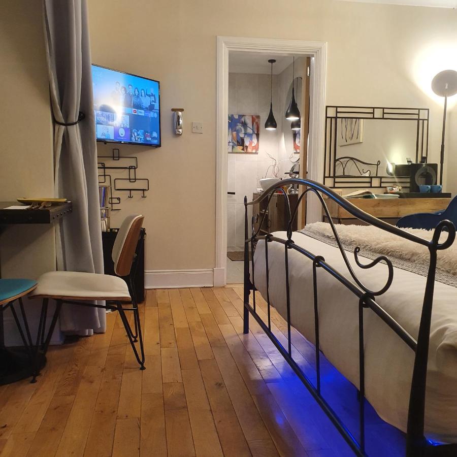 The New Blue Horse Suite At The Grumpy Schnauzer B&B Luxury Private Indoor Hot Tub Breakfast In Bed Airdrie Exterior foto