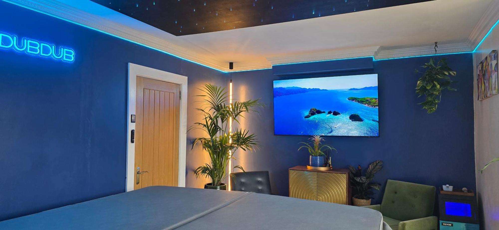 The New Blue Horse Suite At The Grumpy Schnauzer B&B Luxury Private Indoor Hot Tub Breakfast In Bed Airdrie Exterior foto