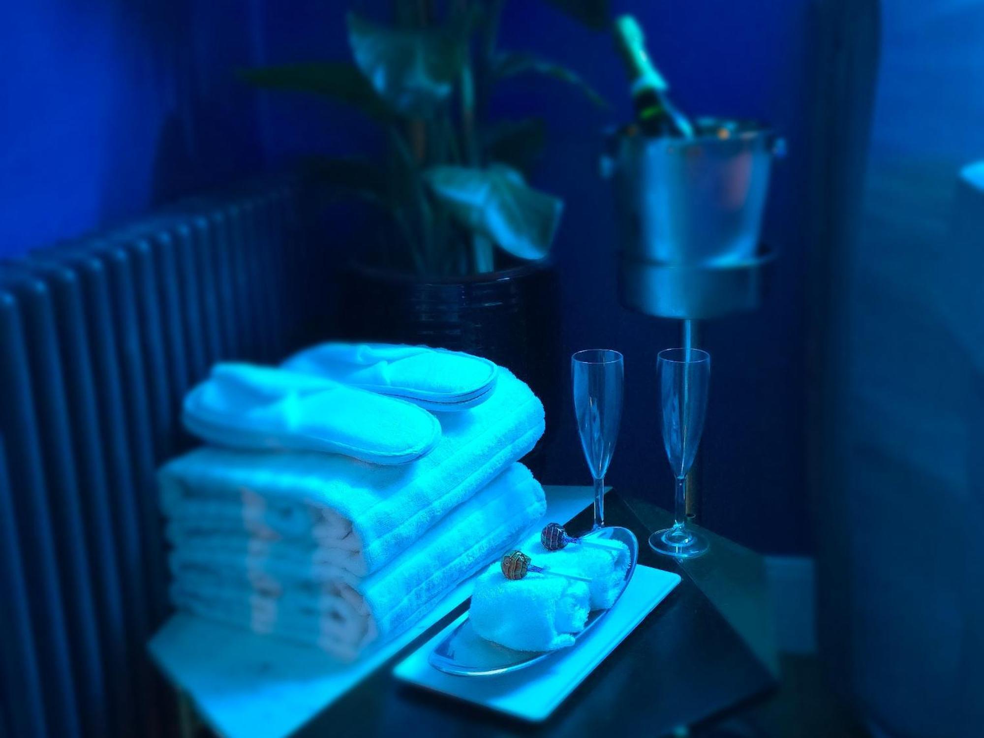 The New Blue Horse Suite At The Grumpy Schnauzer B&B Luxury Private Indoor Hot Tub Breakfast In Bed Airdrie Exterior foto