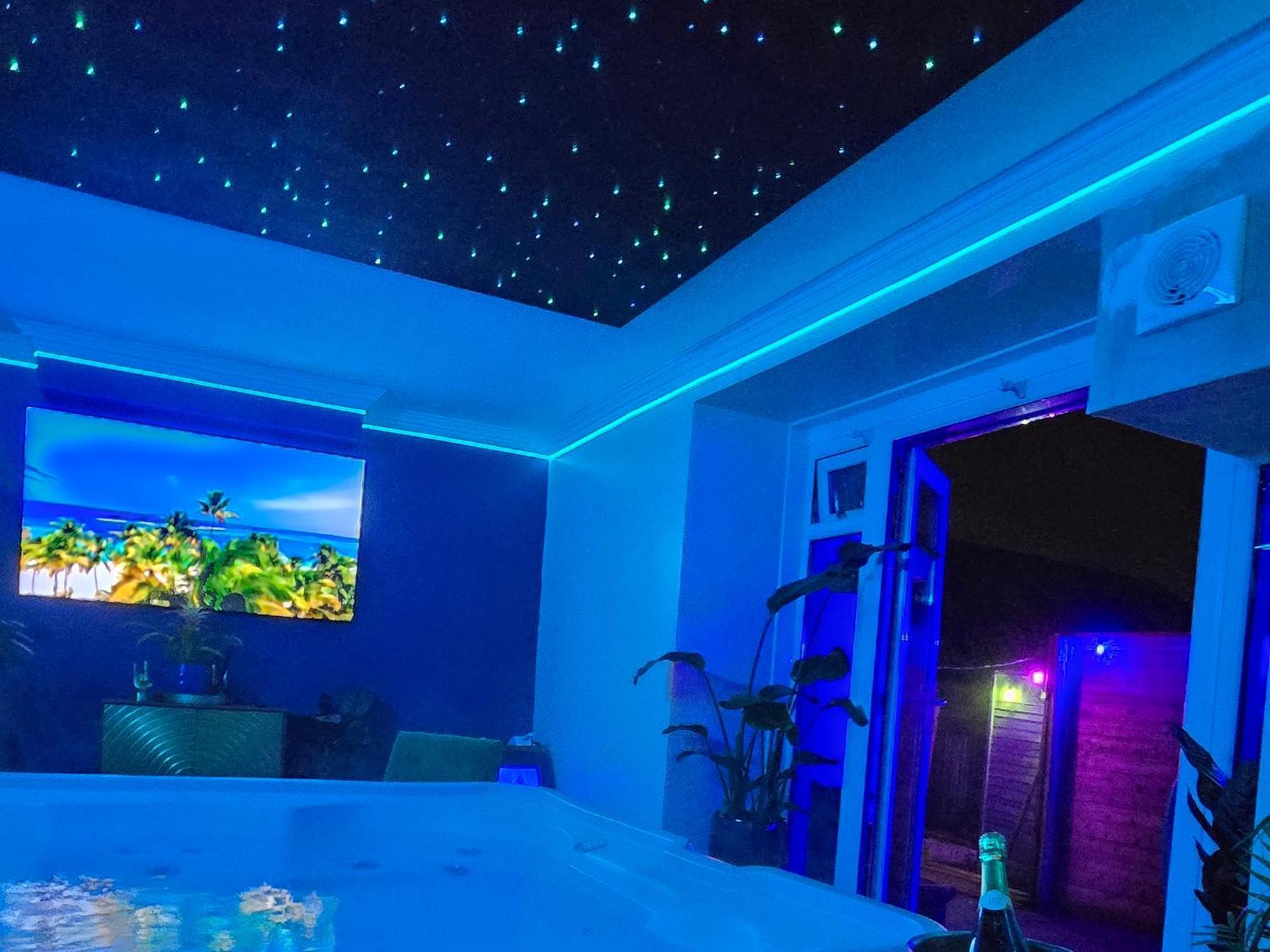 The New Blue Horse Suite At The Grumpy Schnauzer B&B Luxury Private Indoor Hot Tub Breakfast In Bed Airdrie Exterior foto